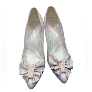 Cream Classic Pointed-Toe Heels with Decorative Bow